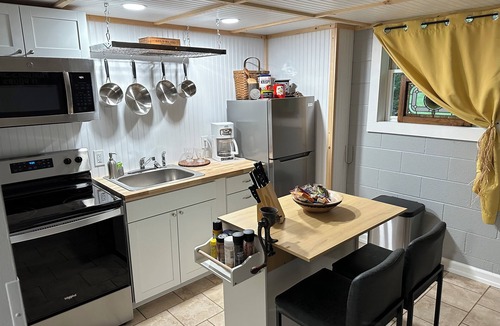 Tate House | New Guest suite located in Jasper with a mountian view and fire pit