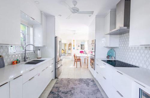 New Town House | New Hidden Oasis- Waterfall Pool Close to Beach