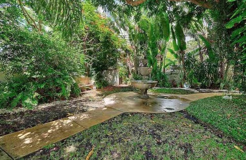 Parker Ridge House | NEW! Historic Estate-Heated Pool - Two Guest Houses - Sleep16 - NEAR EVERYTHING