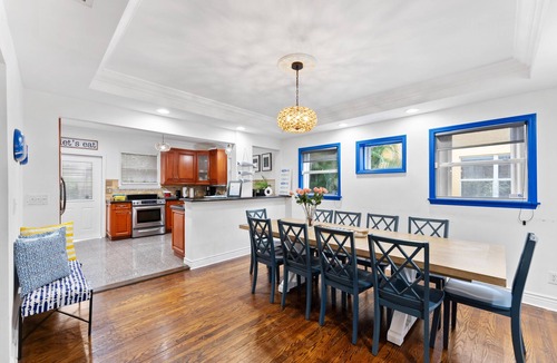 Parker Ridge House | NEW! Historic Estate-Heated Pool - Two Guest Houses - Sleep16 - NEAR EVERYTHING