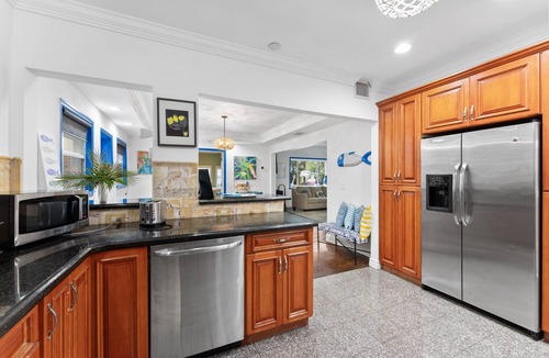 Parker Ridge House | NEW! Historic Estate-Heated Pool - Two Guest Houses - Sleep16 - NEAR EVERYTHING