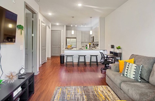 Loring Heights Apartment | *New Holiday Discount* Near downtown w/ Free Parking !!