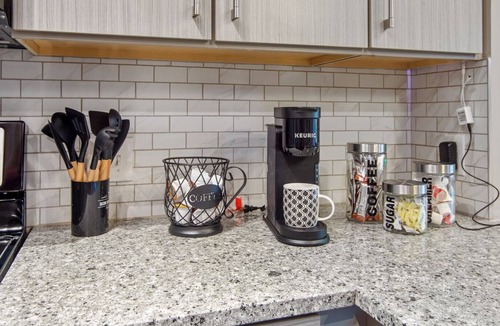 Loring Heights Apartment | *New Holiday Discount* Near downtown w/ Free Parking !!