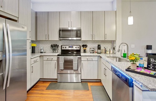 Loring Heights Apartment | *New Holiday Discount* Near downtown w/ Free Parking !!