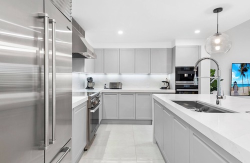 Hunt Club House | New Home on PGA National Golf Course with Private Hot Tub by Guaranteed Rental™