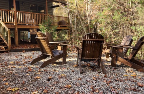 Helen Cabin | New Hottub, In the Woods feel, Walk to Town, Dogs Welcome, Fire Pit
