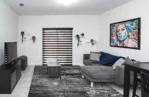 Seybold House | New house on the block near Miami Airport.