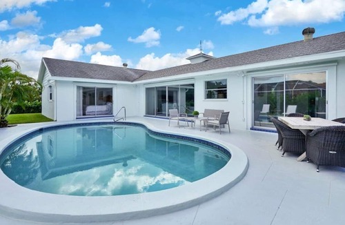Tequesta House | NEW Idyllic Coastal Family Home Close To Beaches, Restaurants and Inlet