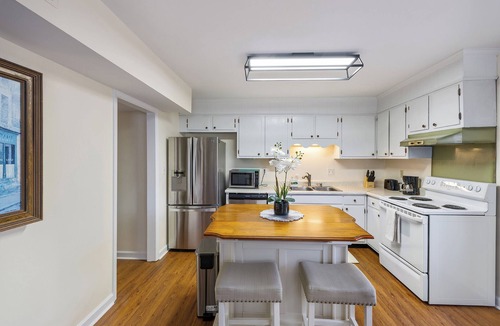 Ashbrook - Clawson Village House | New! Introductory Rate! Walking Distance to Restaurants, Bars, Shops, Cafes, etc