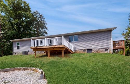Caryville House | New Lake Home Sleeps 14 Private Dock Deck Grill
