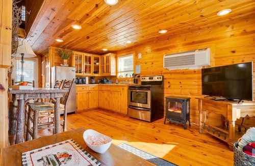 Rising Fawn Cabin | NEW - lakefront fishing cabin - fire pit - 15 min Cloudland Canyon - 30 min Chattanooga