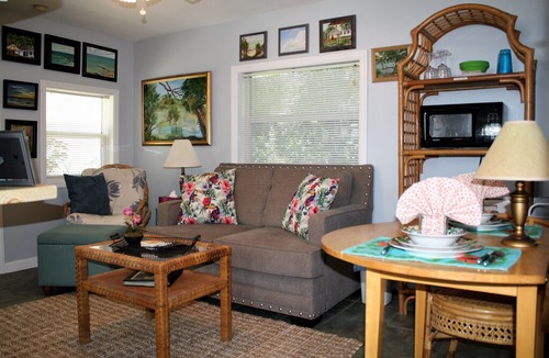 Laurel Cottage | New Listing-1 Bedroom Cottage-Screened Lanai-Near Nokomis Beach!