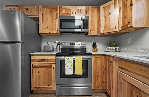Caton House | NEW LISTING! 3bed/3bath-Newly Renovated-Near Dollywood-Affordable-Spacious