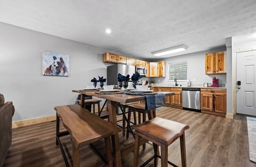 Caton House | NEW LISTING! 3bed/3bath-Newly Renovated-Near Dollywood-Affordable-Spacious