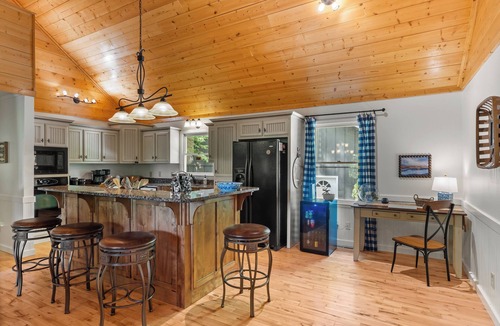 Wiley House | NEW LISTING at Lake Burton! July Dates Available