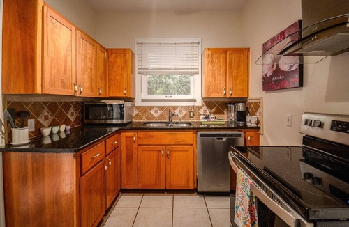 Lakeland House | New Listing! - Bungalow on Belmar, 4 Bed Sleeps 6. Walk to Lake Hollingsworth!