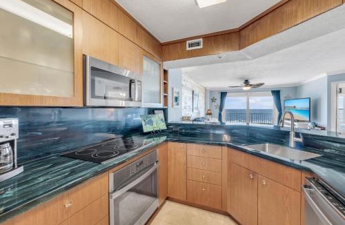 Seawinds Condo Apartment | NEW Listing! Direct Oceanfront 2-2 Private Balcony Heated Pool & Garage Parking