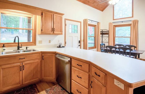 McCaysville Cabin | New Listing! Game Room Cabin+Fire Pit+Hot Tub+Dog Friendly+Close to Rafting!