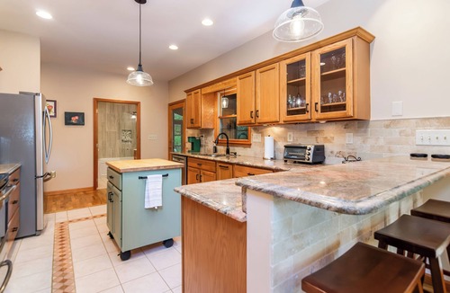 Cherry Log Cabin | New Listing! Mtn Cabin: Fire pit, Hot tub Views
