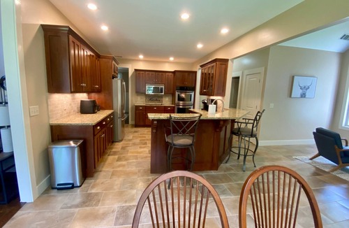 Senoia House | New listing! Privacy view & location in one! Secret garden 4 bedroom Senoia
