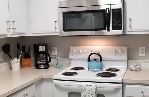 Clearwater Condo | NEW LISTING ! WONDERFUL AND MODERN CONDO WITH NICE POOL VIEW