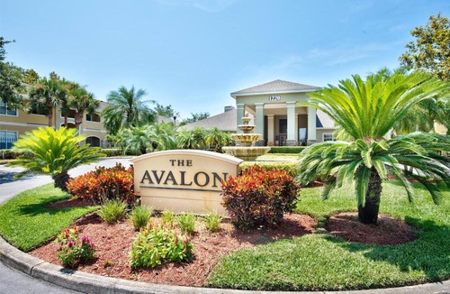 Clearwater Condo | NEW LISTING ! WONDERFUL AND MODERN CONDO WITH NICE POOL VIEW