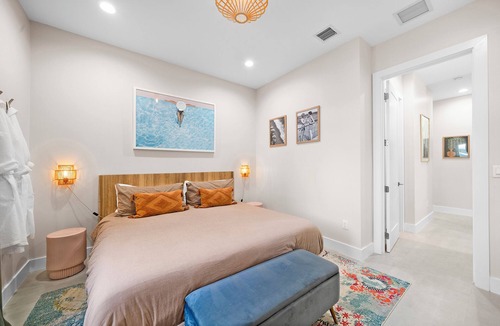 Poinsettia Heights Hotel | New + Lux Close to everything! Gym and Pool 5 Bedrooms!