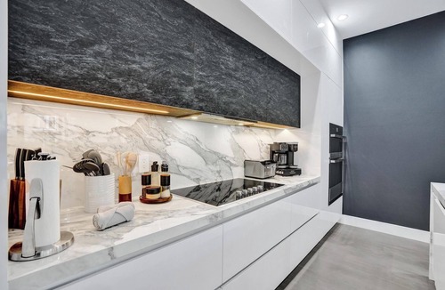 Lake Ridge House | New Luxe Contemporary Home 4BR/4BA w/Heated Pool, Mini Golf & Pool table