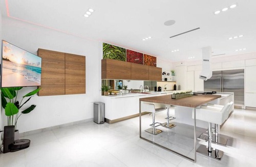 Pinecrest Villa | New Luxury estate, Pool/Jacuzzi/GYM, Sleeps 16