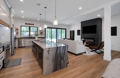 Fair Play House | New Luxury House on Lake Hartwell w/swim up bar