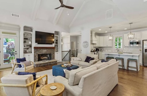 Eatonton House | New Luxury Lakefront Home! Hot tub, Boat and Swim Dock