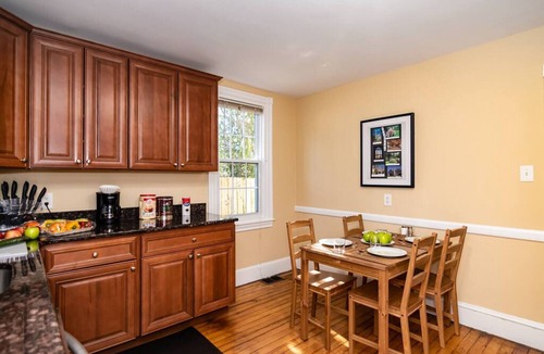 Valley Run House | NEW-Luxury: Mainline Train, Colleges, Hospital