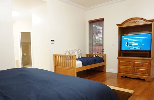 Richmond West House | NEW LUXURY VACATION DREAM RENTAL- SLEEPS 15!