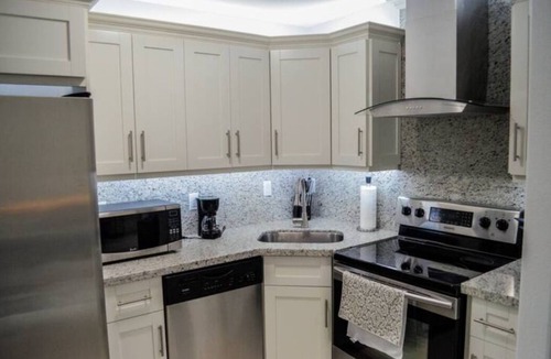 Cutler Bay House | New Miami Townhouse On Lake For Families SU 3Bd, 1Bth, 5 Per