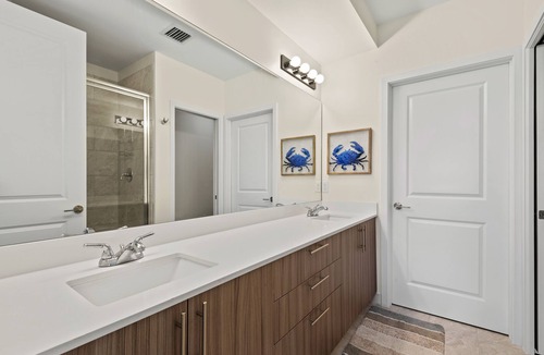 Majestic Palms Condo | New, Modern, Close to Beaches!