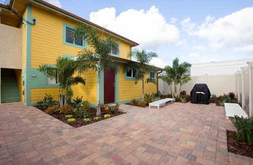 New Smyrna Beach Apartment | New Modern Designer 2BR, 1BA Next To Intercoastal Access. Boat Parking Avail.