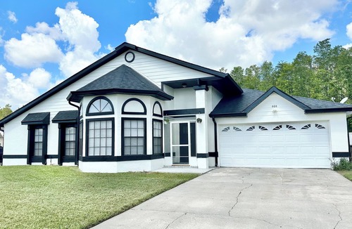 Buena Ventura Lakes House | New Modern Oasis with private pool near MCO Airport, Disney and Amusement Parks!