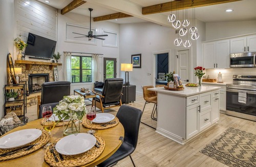Ellijay Cabin | New-Modern-Private-Hottub-Fireplace-Resort Access-Pool-Fitness-View-Dog Friendly