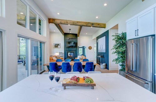 Mineral Bluff Cabin | New/Modern Rustic/Mins. to Blue Ridge/Spacious/Hot Tub