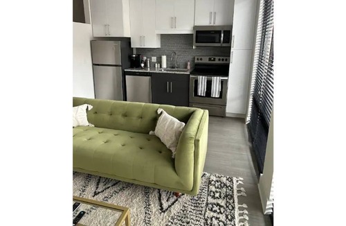 East Side Apartment | New! Modern Stylish Apartmnt on Beltline FREE Parking