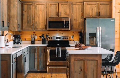 Cherry Log Cabin | New Modern Treehaus w/Views, Hot tub. 2/2 + loft