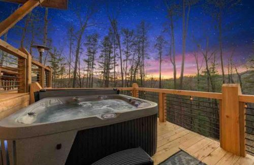 Cherry Log House | New Modern Treehaus with Views, Hot tub. 2-2 and loft