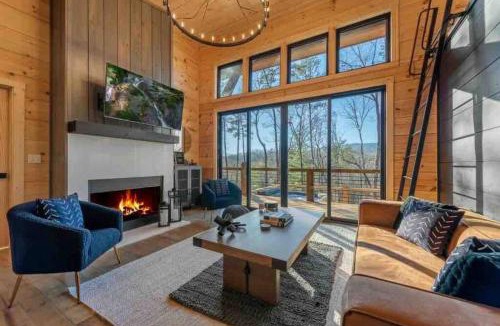 Cherry Log House | New Modern Treehaus with Views, Hot tub. 2-2 and loft