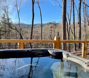 Cherry Log House | New Modern Treehaus with Views, Hot tub. 2-2 and loft