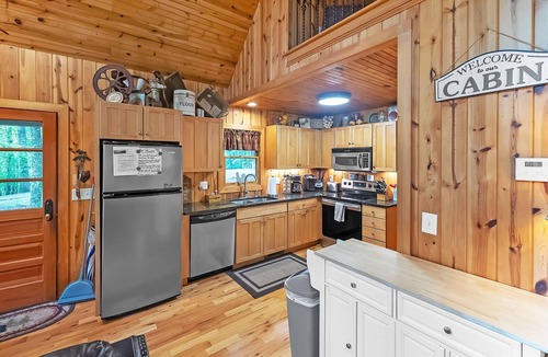 Cleveland Cabin | NEW! Mountain Getaway with Hot Tub & Game Room