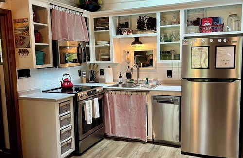 Newland Cabin | NEW Papa's Place on 1st hole Linville Land Harbor Pet Friendly