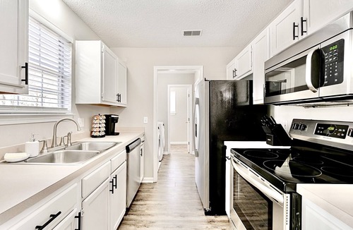 Huntcliff House | NEW Peaceful Retreat near Ft Jackson & Downtown!