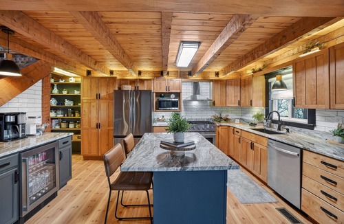 Casar Cabin | NEW! Pine Mountain Lodge Game Room & Wrap-Around Porch