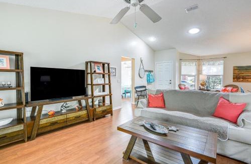Port Richey House | New Port Richey Home with Charcoal Grill Near Hiking