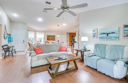 Port Richey House | New Port Richey Home with Charcoal Grill Near Hiking